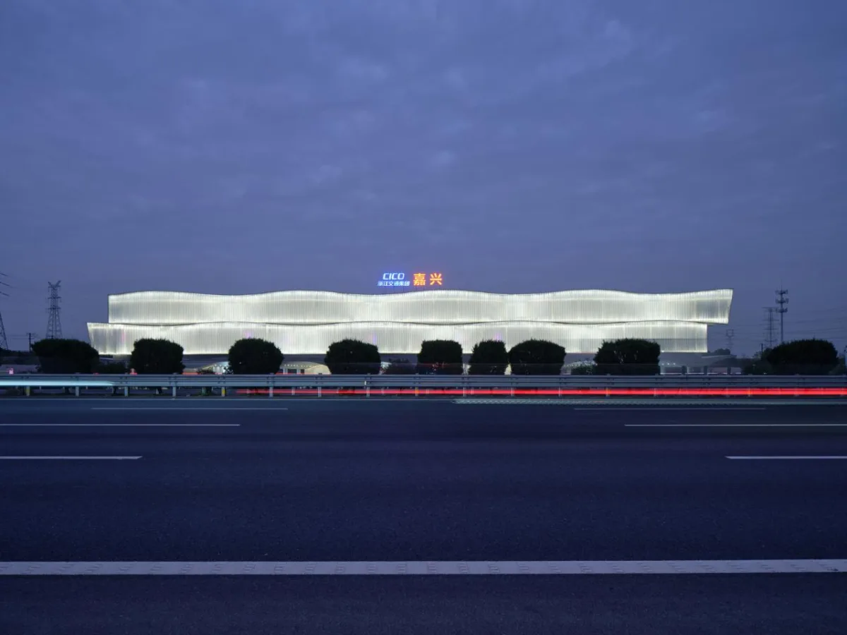 BIM建筑|沪杭高速嘉兴服务区：公路上的综合体 / goa大象设计