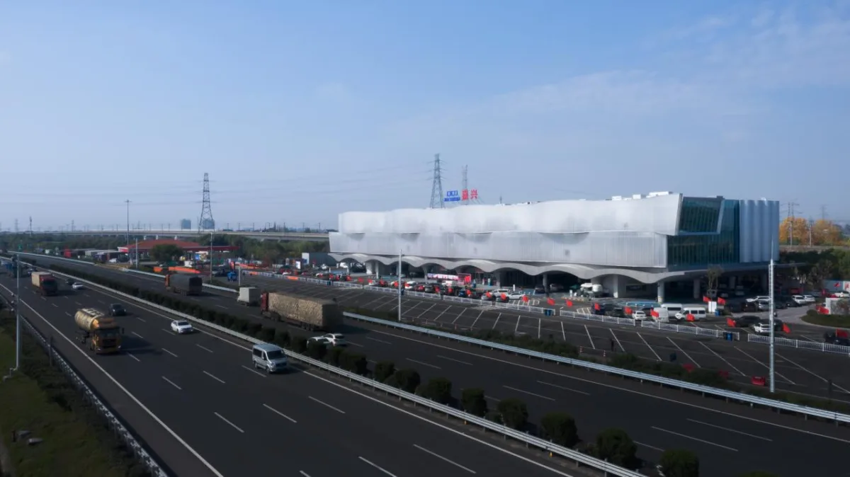 BIM建筑|沪杭高速嘉兴服务区：公路上的综合体 / goa大象设计