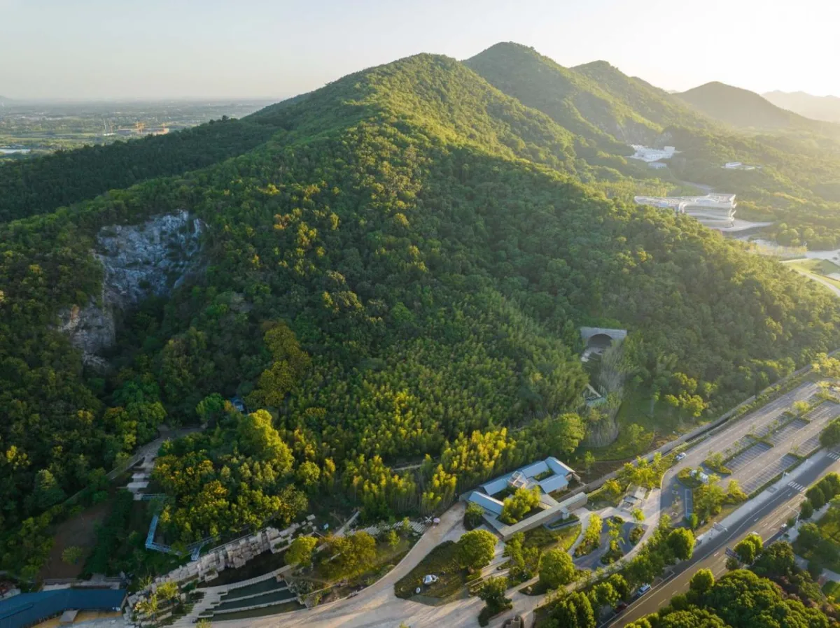 BIM建筑|南京汤山猿人洞游客驿站 / 东南大学建筑设计研究院建筑技术与艺术(ATA)工作室
