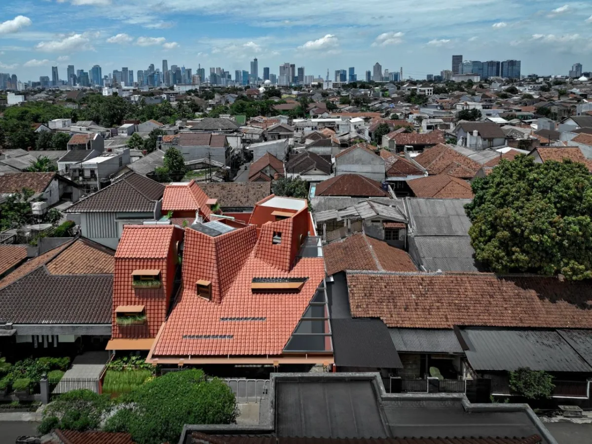 BIM建筑|爪哇屋顶+旋转房间，分心的房子 / Ismail Solehudin Architecture