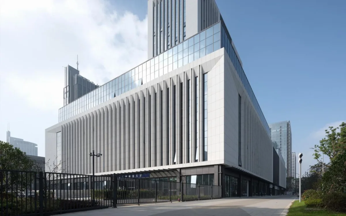 BIM建筑|龙城中轴华彩篇章·龙锦大厦 / 简和建筑