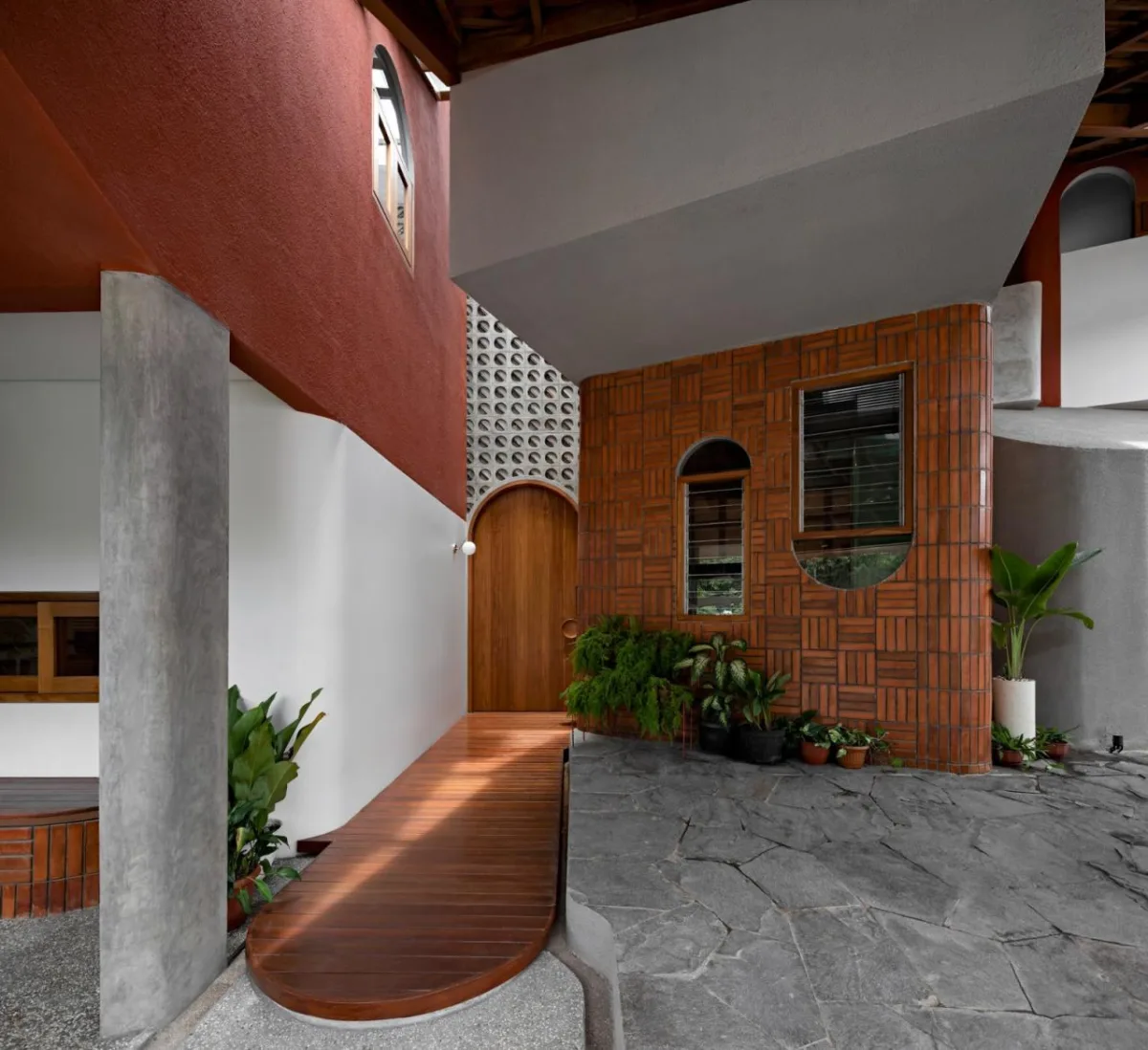 BIM建筑|爪哇屋顶+旋转房间，分心的房子 / Ismail Solehudin Architecture