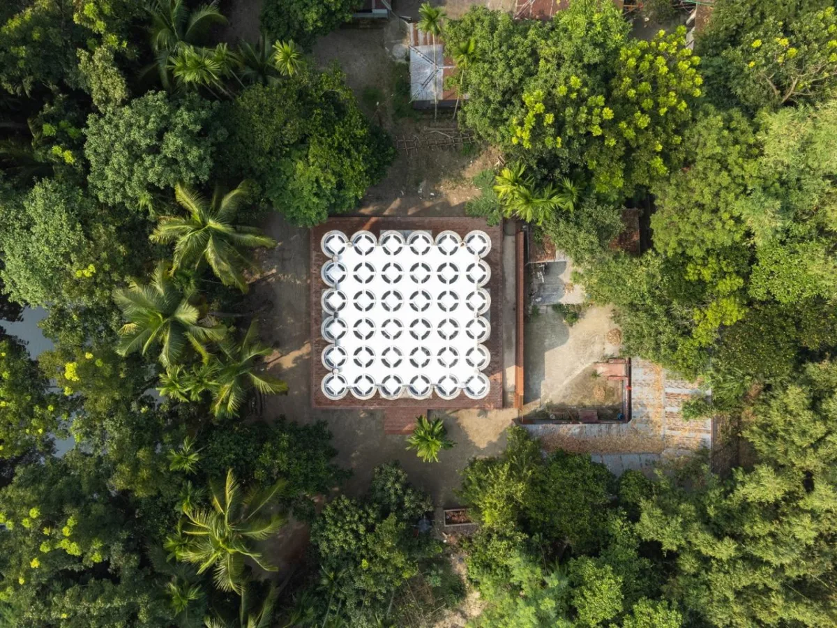 BIM建筑| 陵墓纪念堂，混凝土圆柱‘滴落’ / Sthapotik