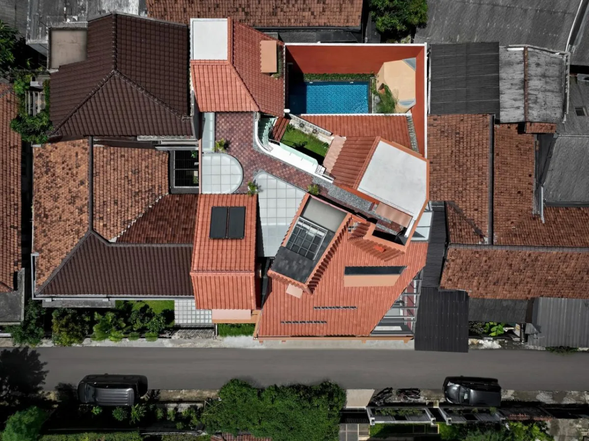 BIM建筑|爪哇屋顶+旋转房间，分心的房子 / Ismail Solehudin Architecture