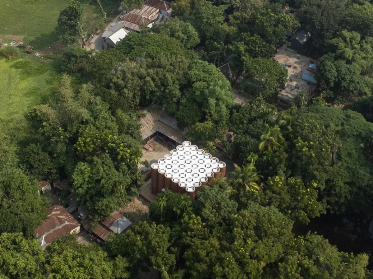 BIM建筑| 陵墓纪念堂，混凝土圆柱‘滴落’ / Sthapotik