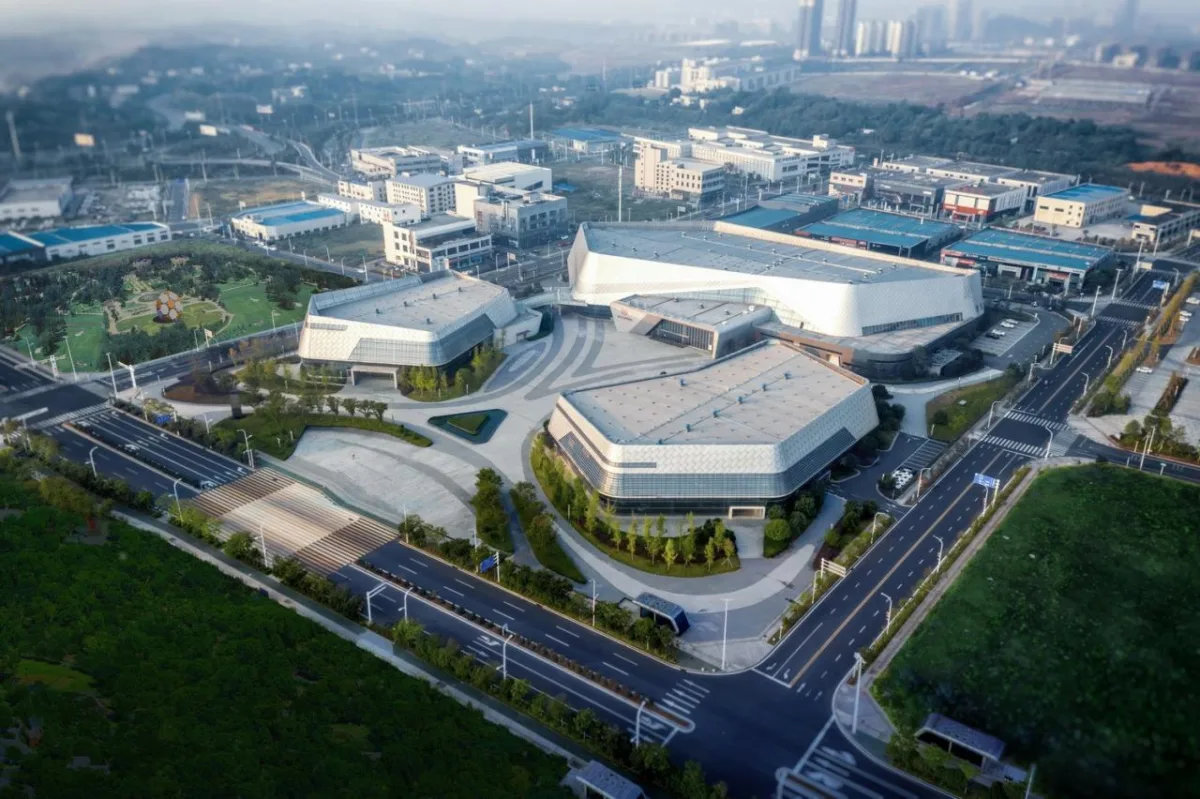 BIM建筑|自由 动感 科技：株洲汽博园交易中心一体化设计探讨 / 罗劲工作室