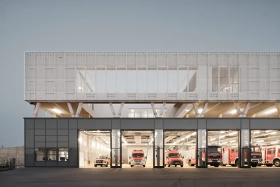 BIM建筑|伍尔夫工作室设计穿孔金属消防站