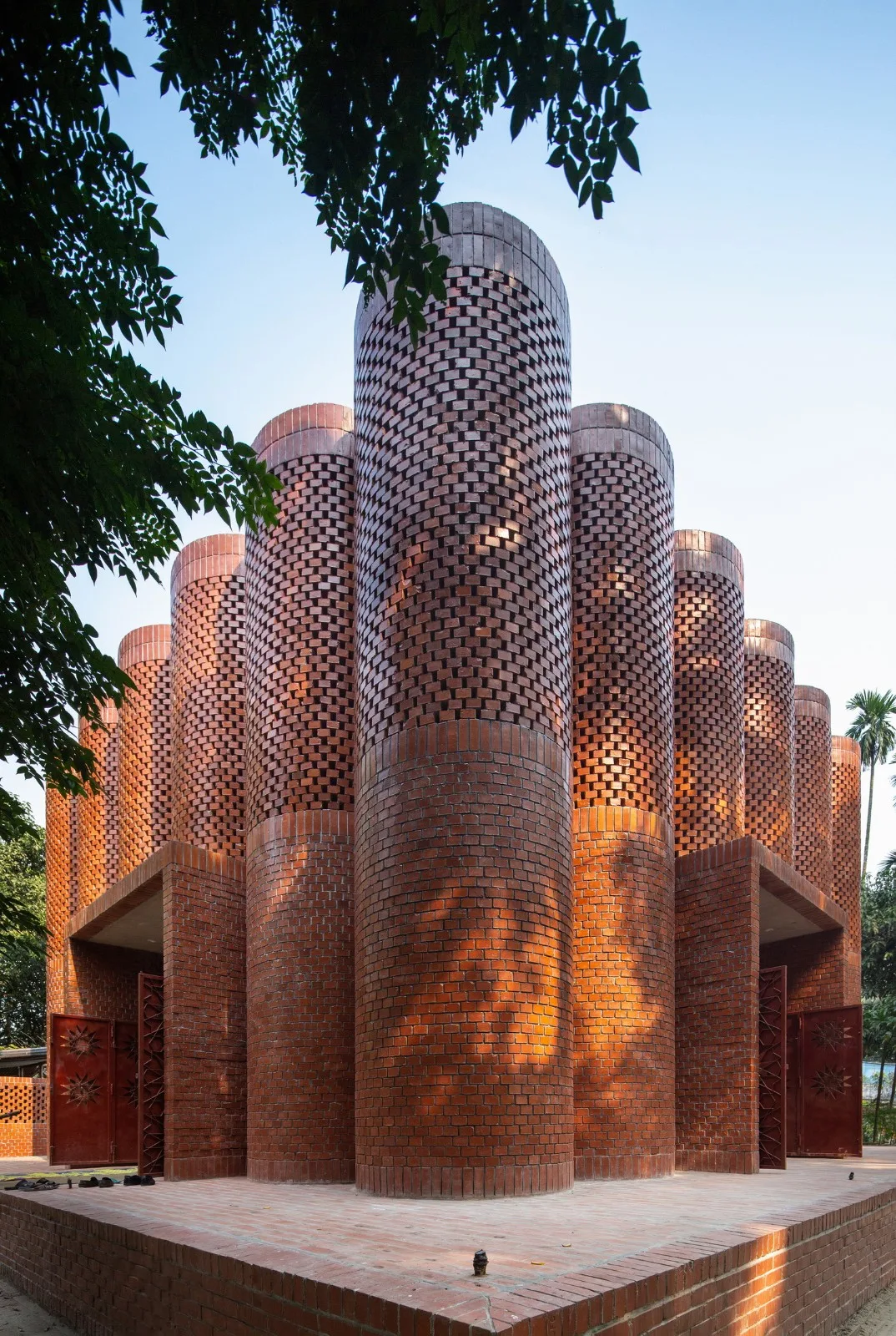 BIM建筑| 陵墓纪念堂，混凝土圆柱‘滴落’ / Sthapotik