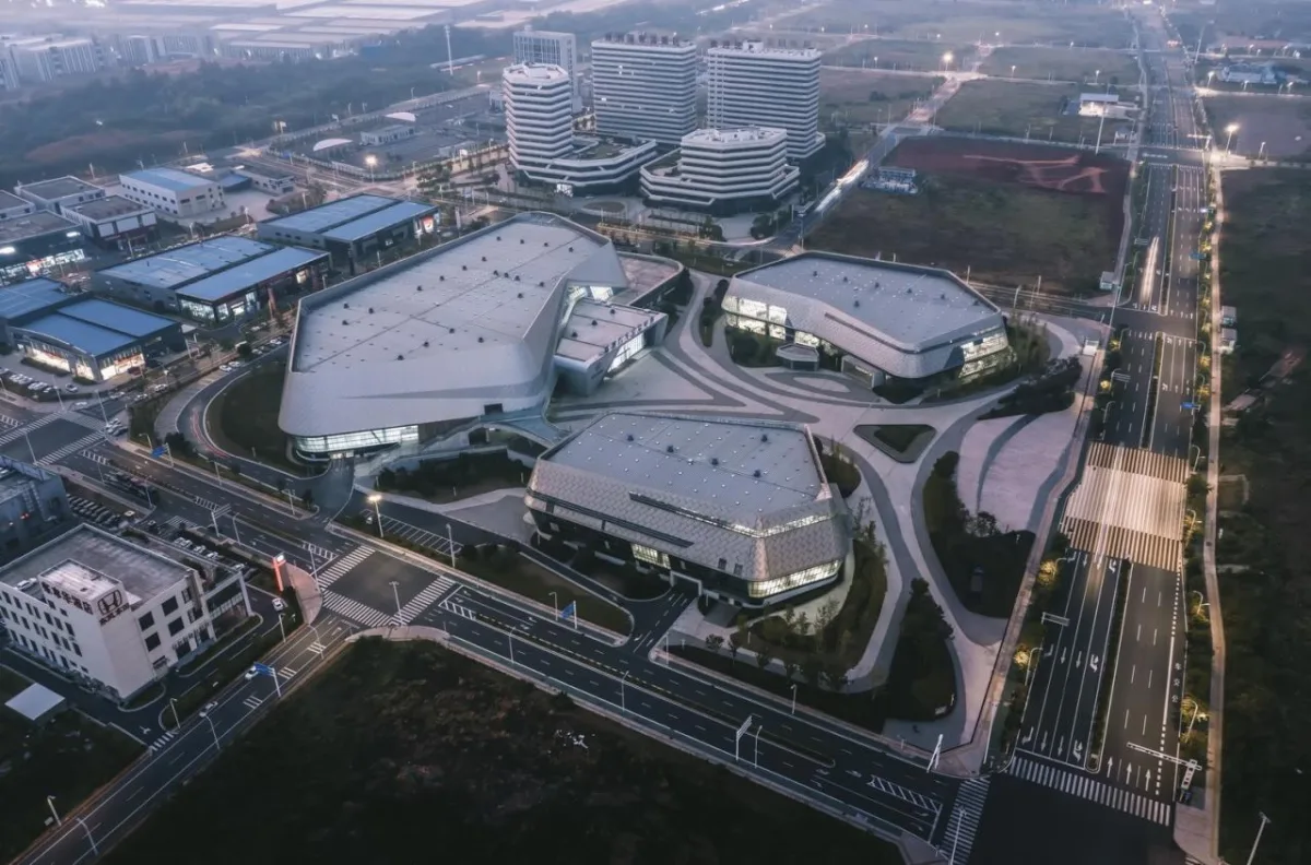 BIM建筑|自由 动感 科技：株洲汽博园交易中心一体化设计探讨 / 罗劲工作室