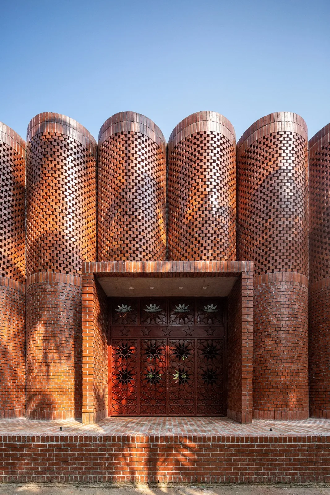 BIM建筑| 陵墓纪念堂，混凝土圆柱‘滴落’ / Sthapotik