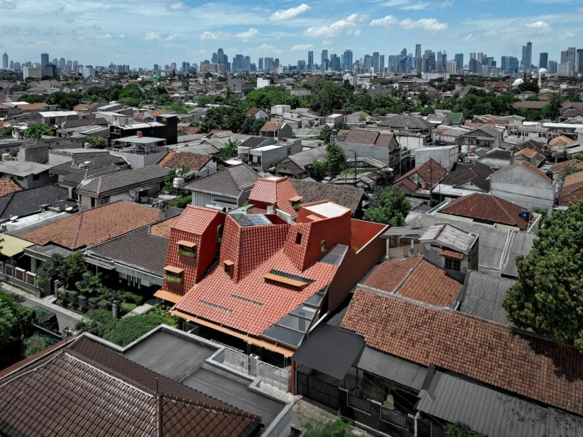 BIM建筑|爪哇屋顶+旋转房间，分心的房子 / Ismail Solehudin Architecture