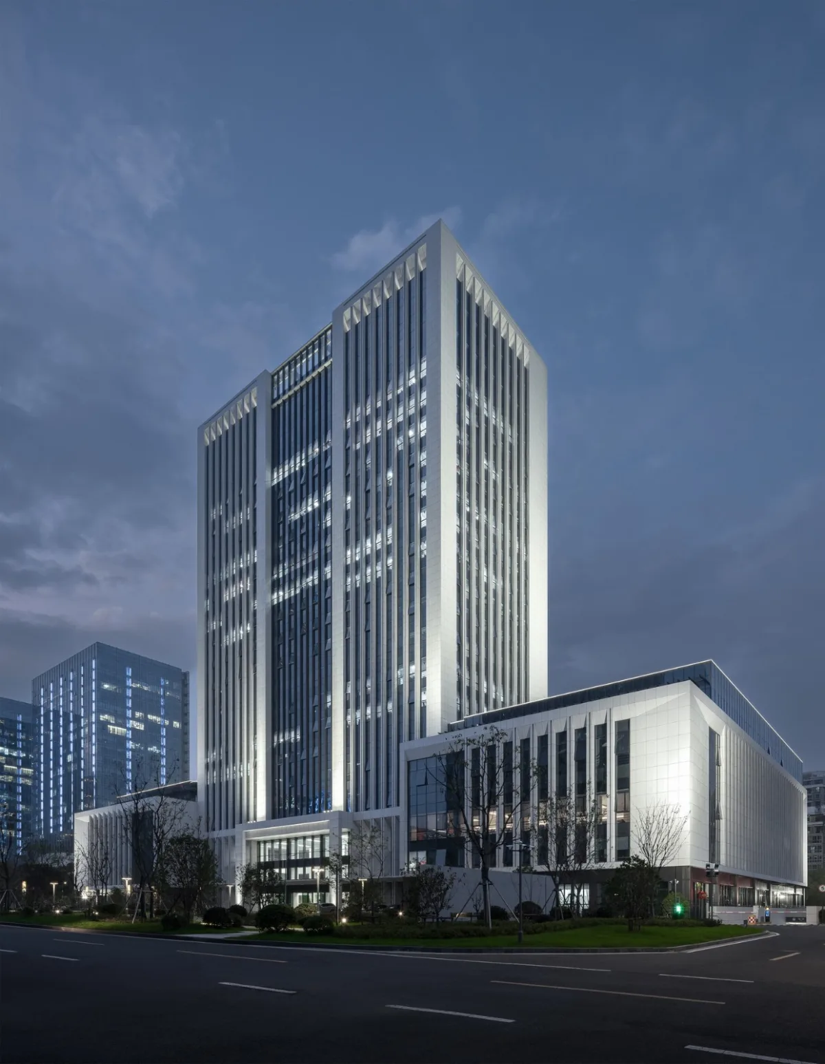 BIM建筑|龙城中轴华彩篇章·龙锦大厦 / 简和建筑