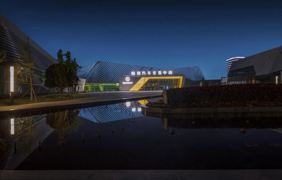 BIM建筑|自由 动感 科技：株洲汽博园交易中心一体化设计探讨 / 罗劲工作室