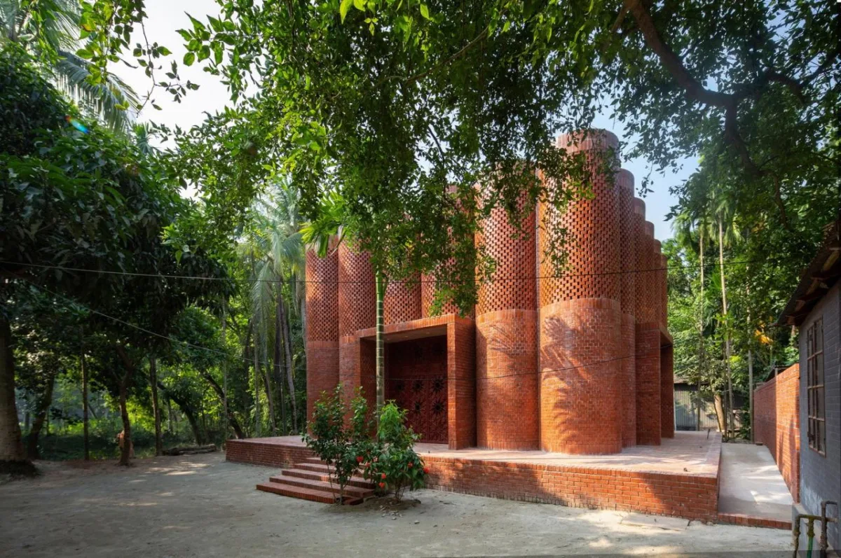 BIM建筑| 陵墓纪念堂，混凝土圆柱‘滴落’ / Sthapotik
