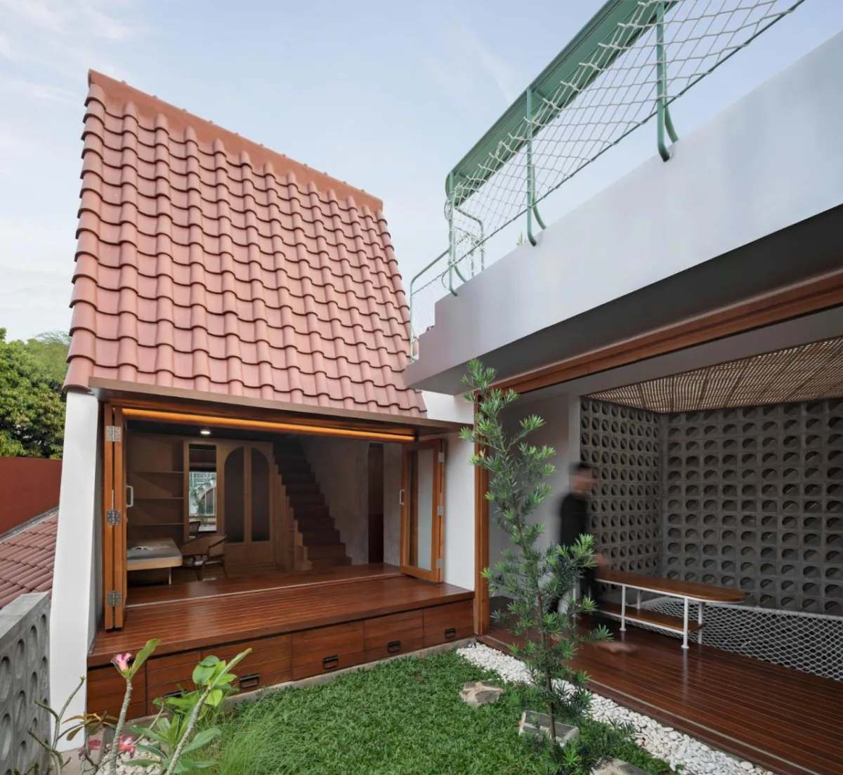 BIM建筑|爪哇屋顶+旋转房间，分心的房子 / Ismail Solehudin Architecture