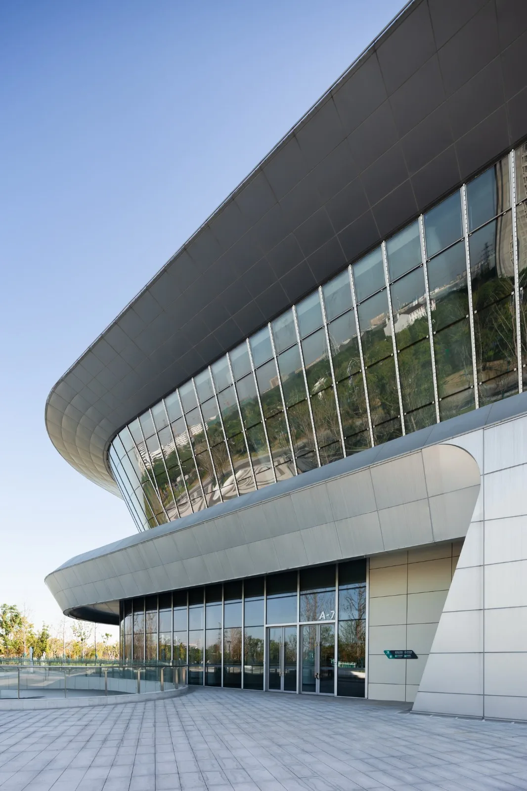 BIM建筑|体育运动催化城市生活：桐乡市全民健身中心暨李宁体育园 / PTD柏涛设计