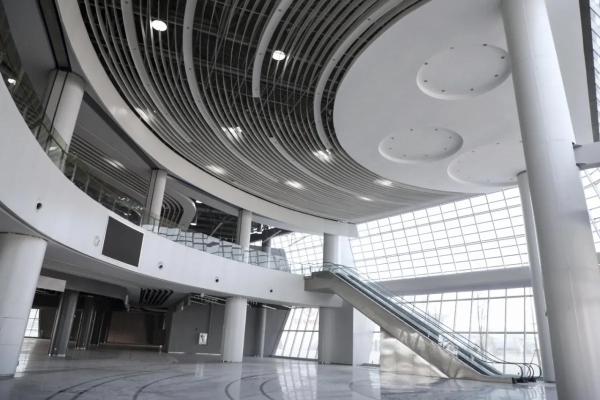 BIM建筑|自由 动感 科技：株洲汽博园交易中心一体化设计探讨 / 罗劲工作室