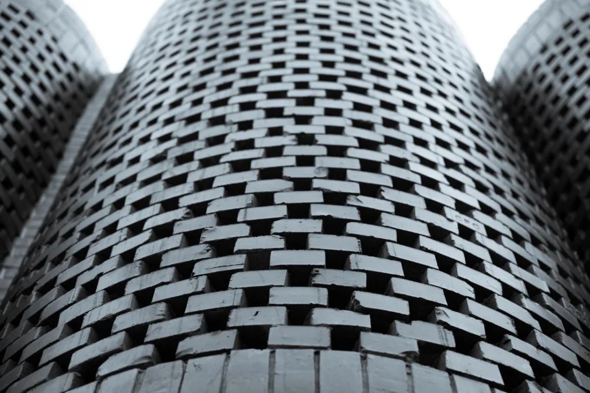 BIM建筑| 陵墓纪念堂，混凝土圆柱‘滴落’ / Sthapotik