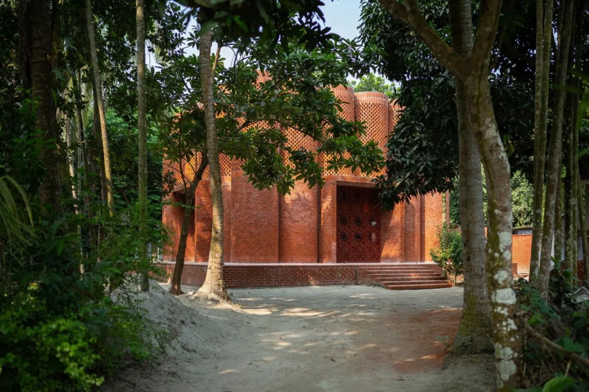 BIM建筑| 陵墓纪念堂，混凝土圆柱‘滴落’ / Sthapotik