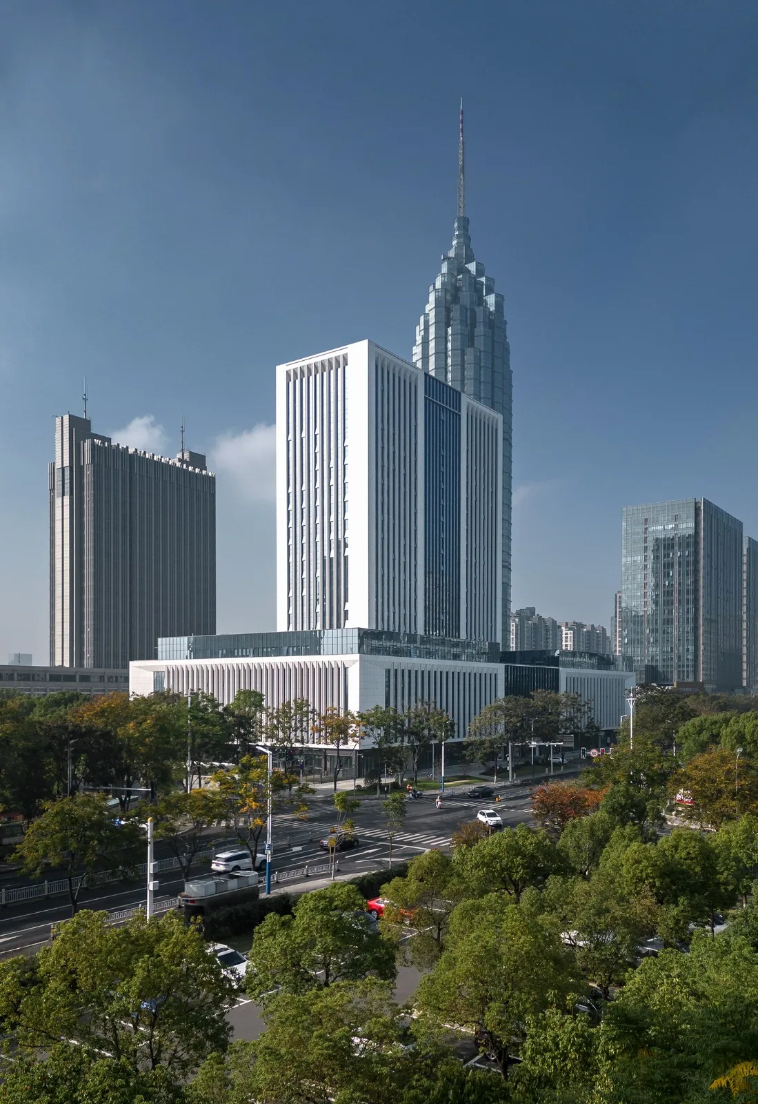 BIM建筑|龙城中轴华彩篇章·龙锦大厦 / 简和建筑