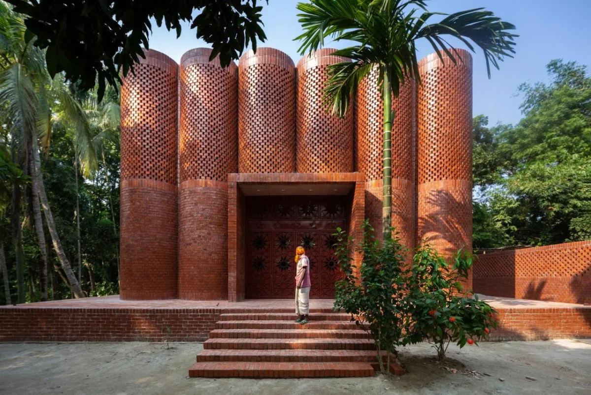 BIM建筑| 陵墓纪念堂，混凝土圆柱‘滴落’ / Sthapotik