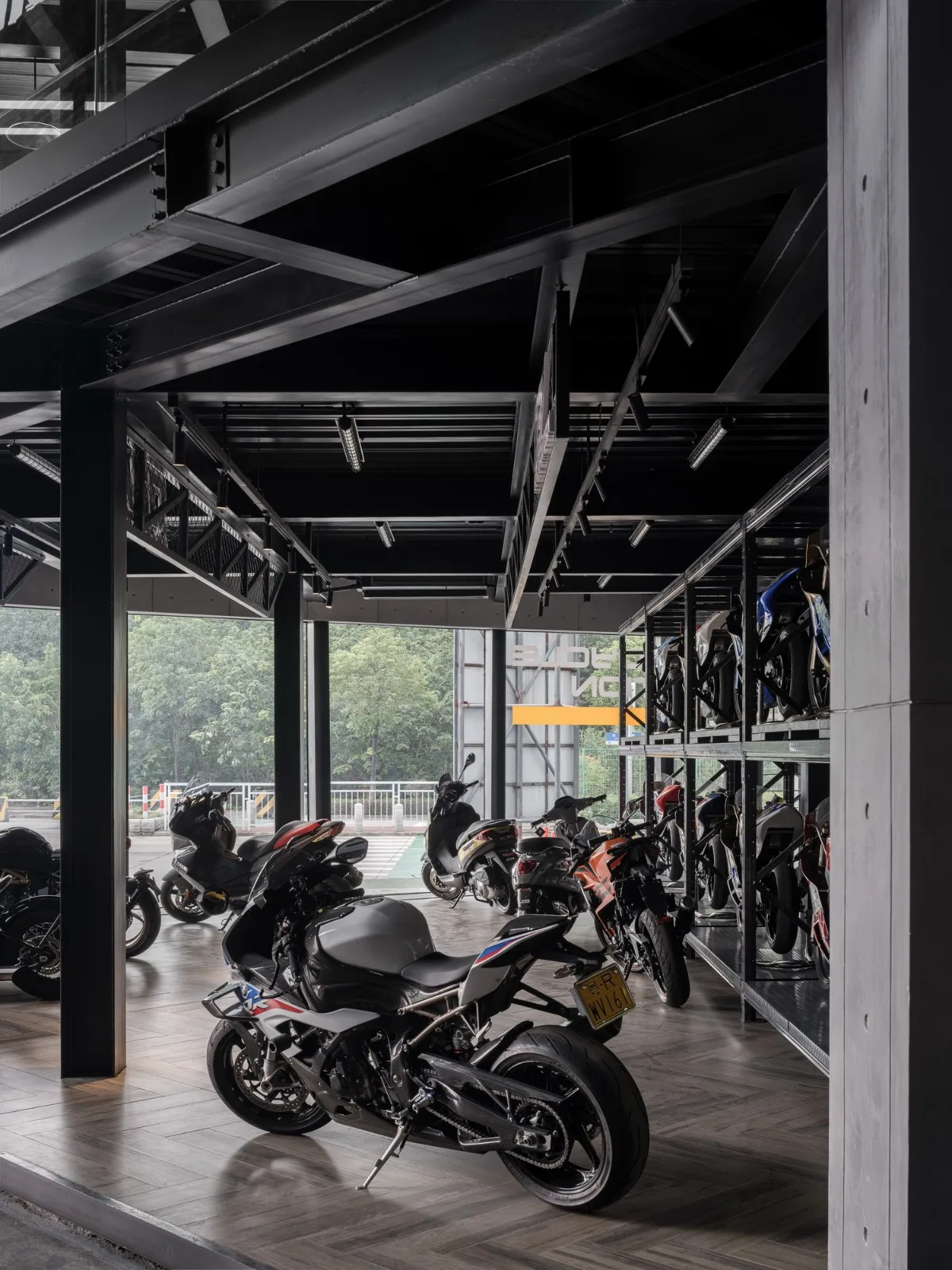 BIM建筑|机器与隐喻的诗学：顺德EW机车展厅 / SN-A超然建筑