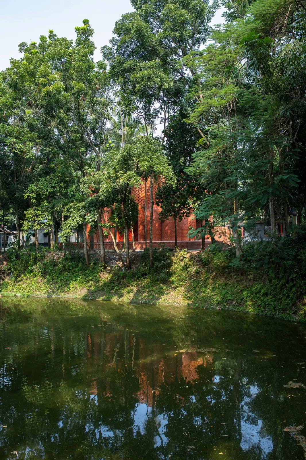BIM建筑| 陵墓纪念堂，混凝土圆柱‘滴落’ / Sthapotik