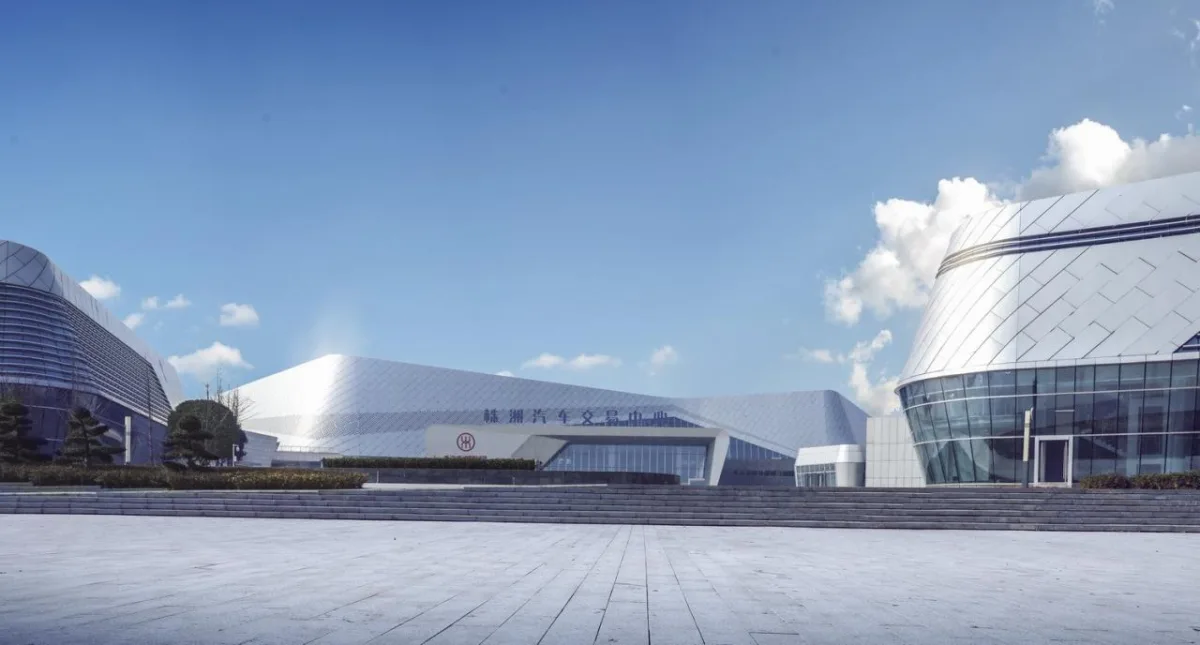 BIM建筑|自由 动感 科技：株洲汽博园交易中心一体化设计探讨 / 罗劲工作室