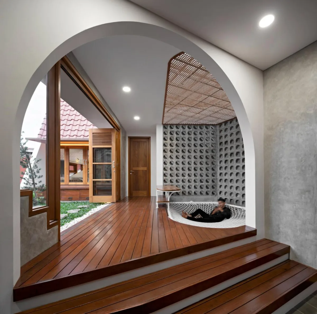 BIM建筑|爪哇屋顶+旋转房间，分心的房子 / Ismail Solehudin Architecture