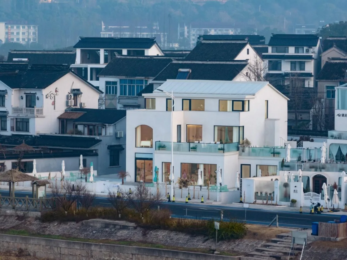 BIM建筑|环湖公路边的度假餐吧 / 平介设计