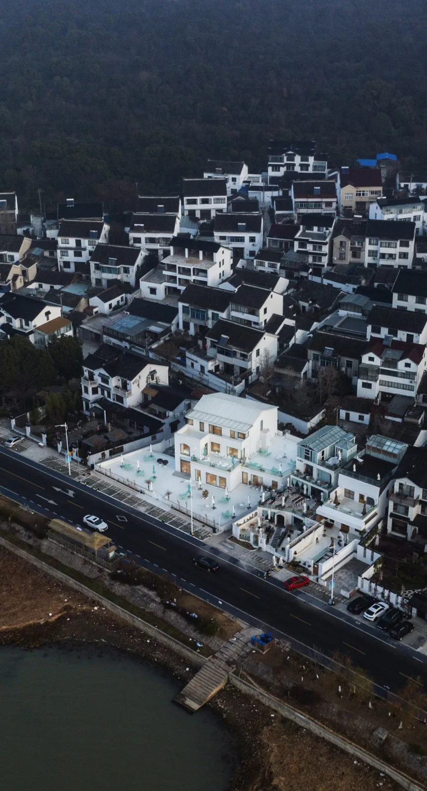 BIM建筑|环湖公路边的度假餐吧 / 平介设计