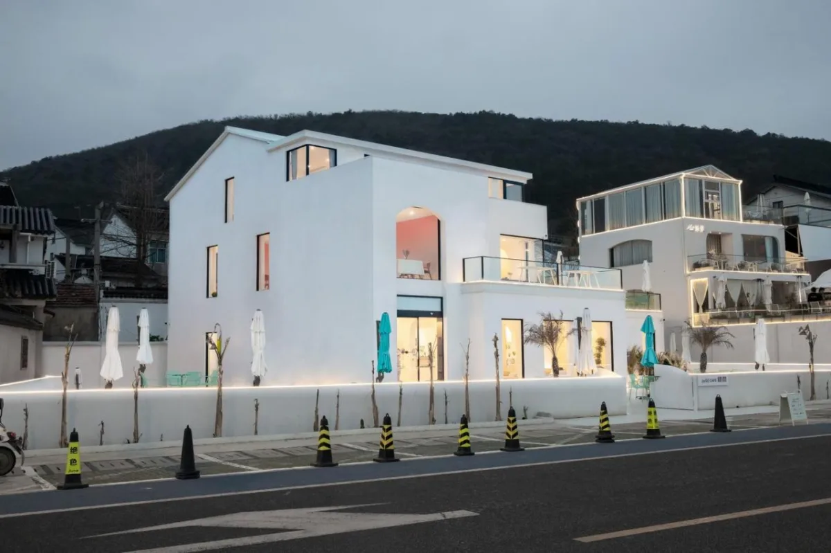 BIM建筑|环湖公路边的度假餐吧 / 平介设计