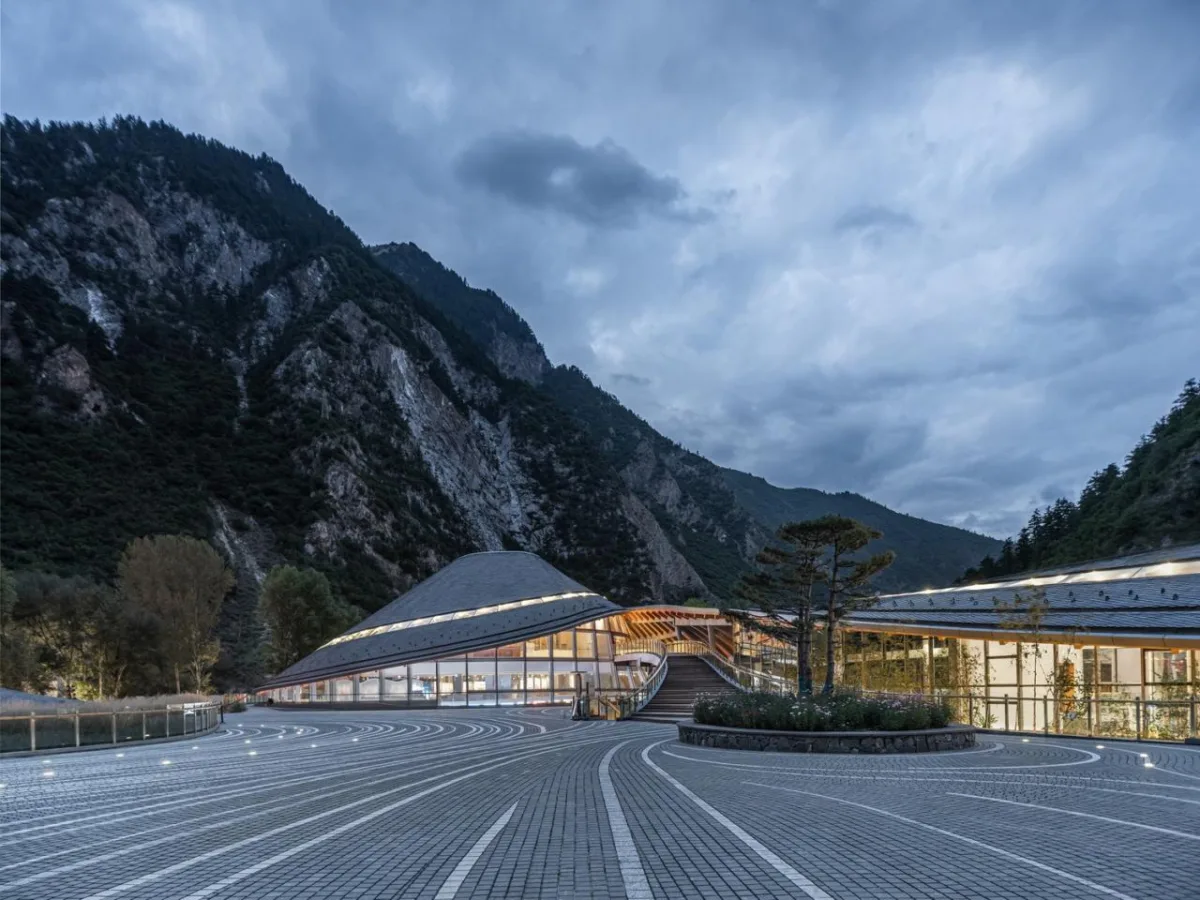 BIM建筑|九寨沟景区沟口立体式游客服务中心 / 清华大学建筑设计研究院