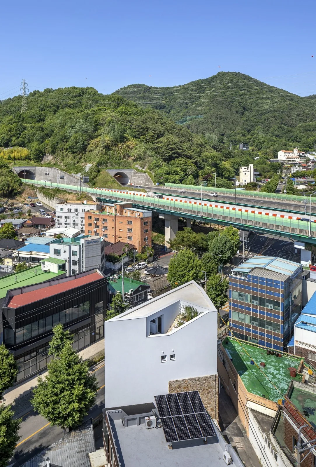 BIM建筑|自然美感，芝山石屋 / PLAN建筑事务所