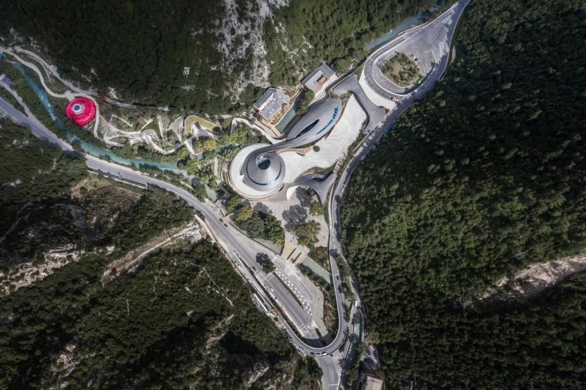 BIM建筑|九寨沟景区沟口立体式游客服务中心 / 清华大学建筑设计研究院