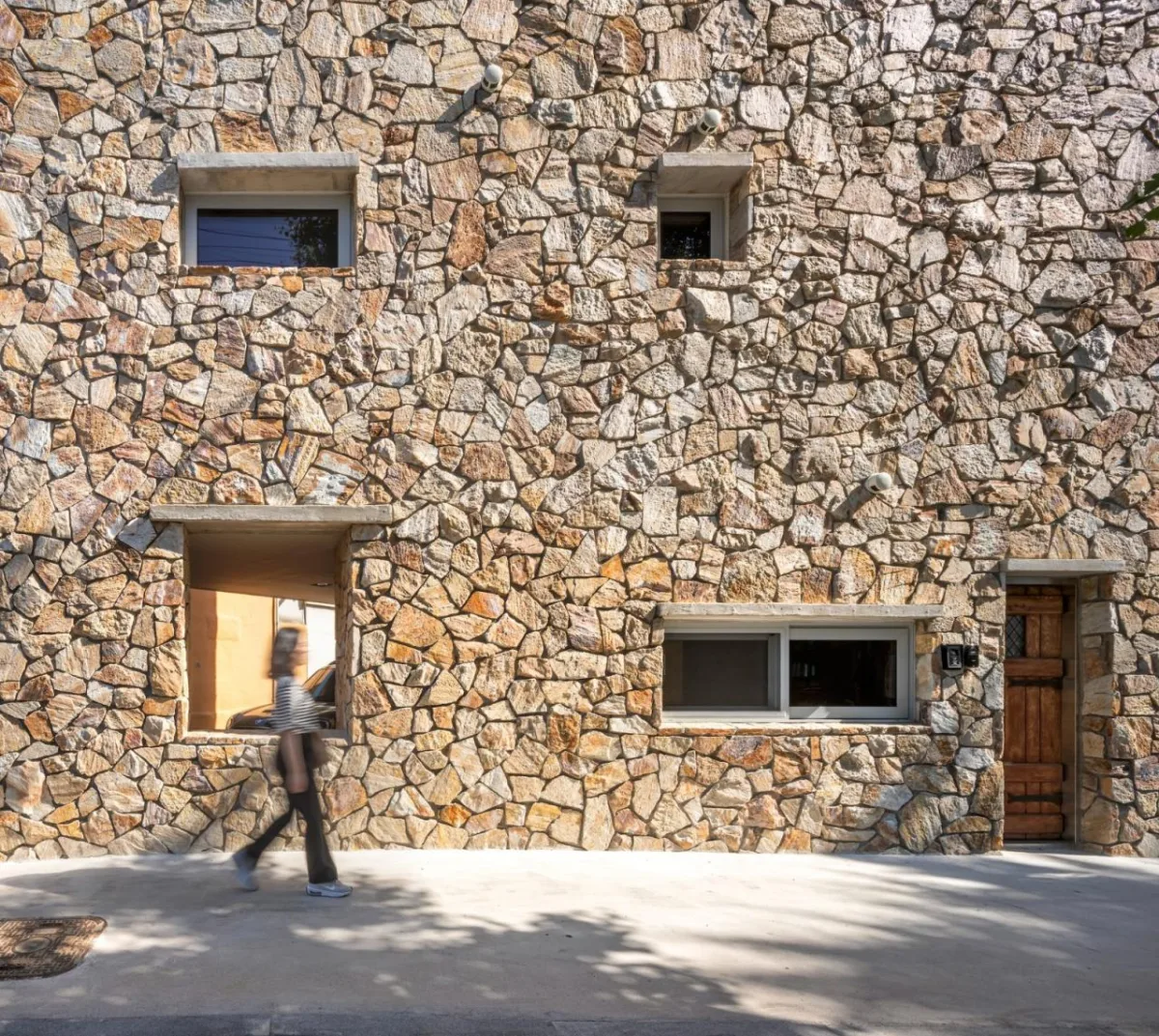 BIM建筑|自然美感，芝山石屋 / PLAN建筑事务所