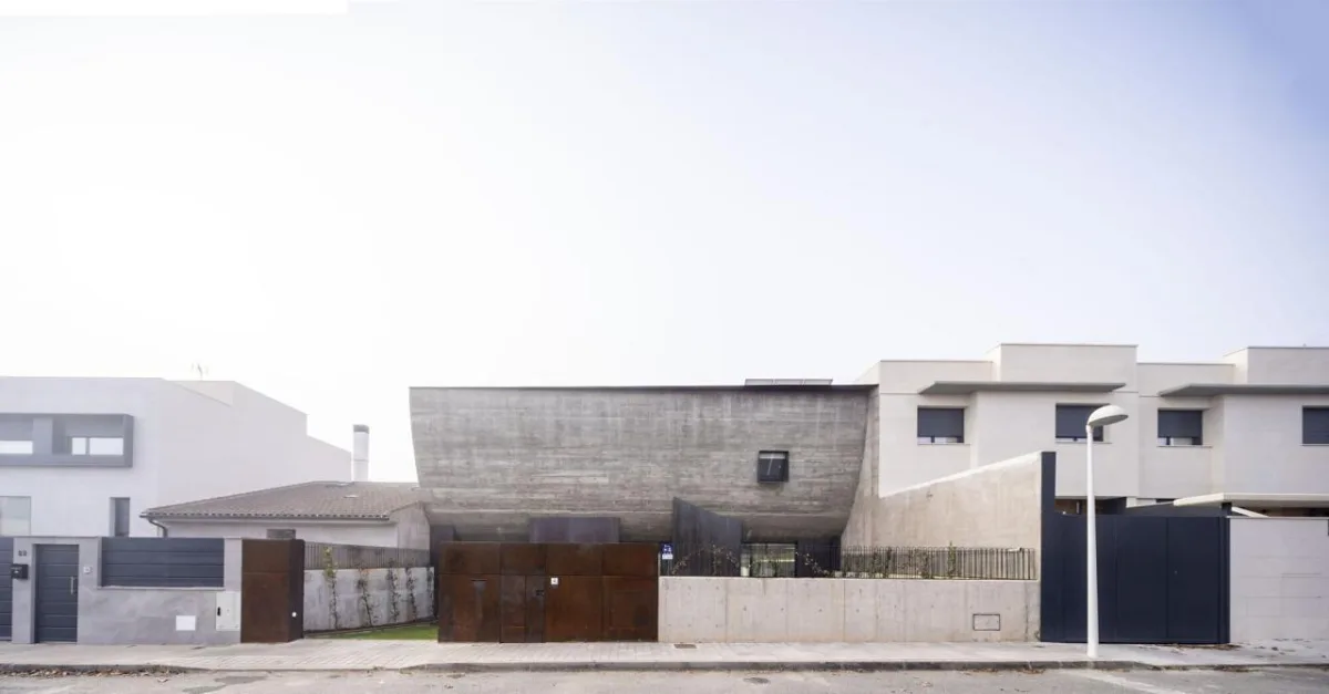 BIM建筑|混凝土外壳，NAU 住宅 / MUKA Arquitectura