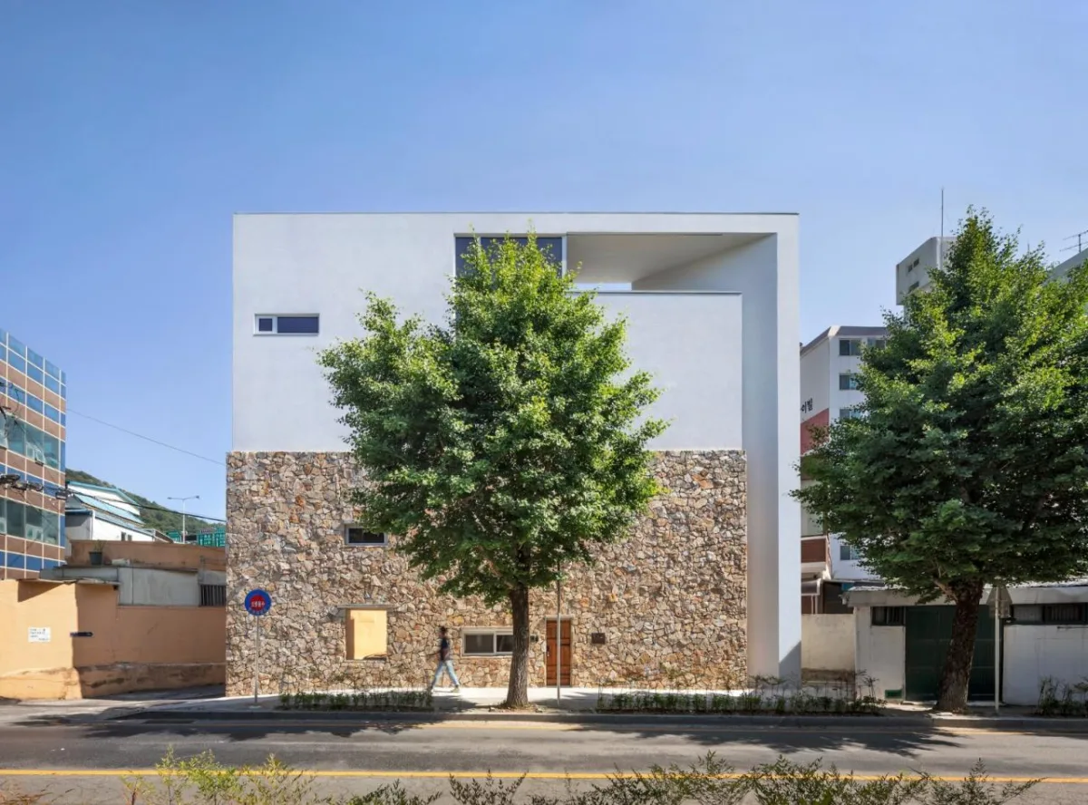BIM建筑|自然美感，芝山石屋 / PLAN建筑事务所