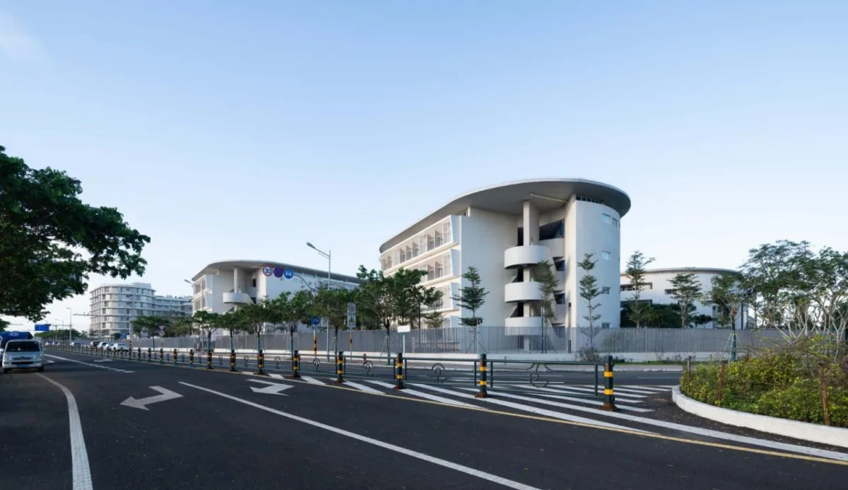 BIM建筑|海口江东寰岛实验学校 / 迹·建筑事务所