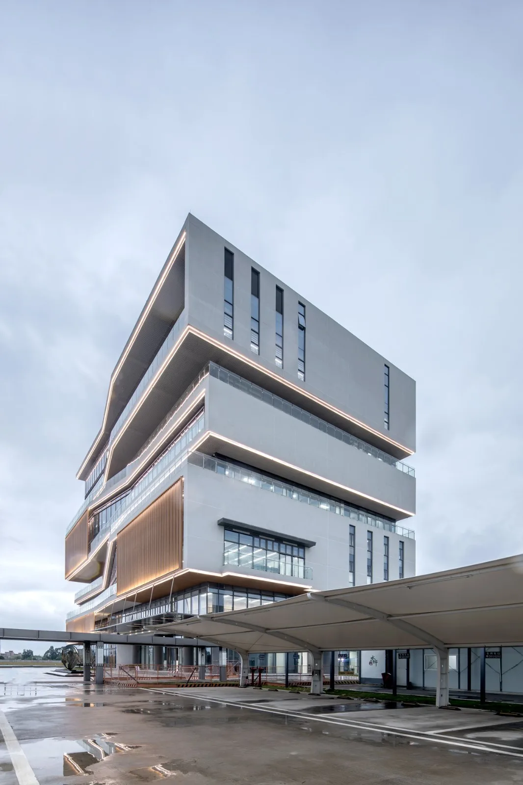 BIM建筑|立于水乡新区的精神堡垒：东莞水乡科创二期 / 森磊国际