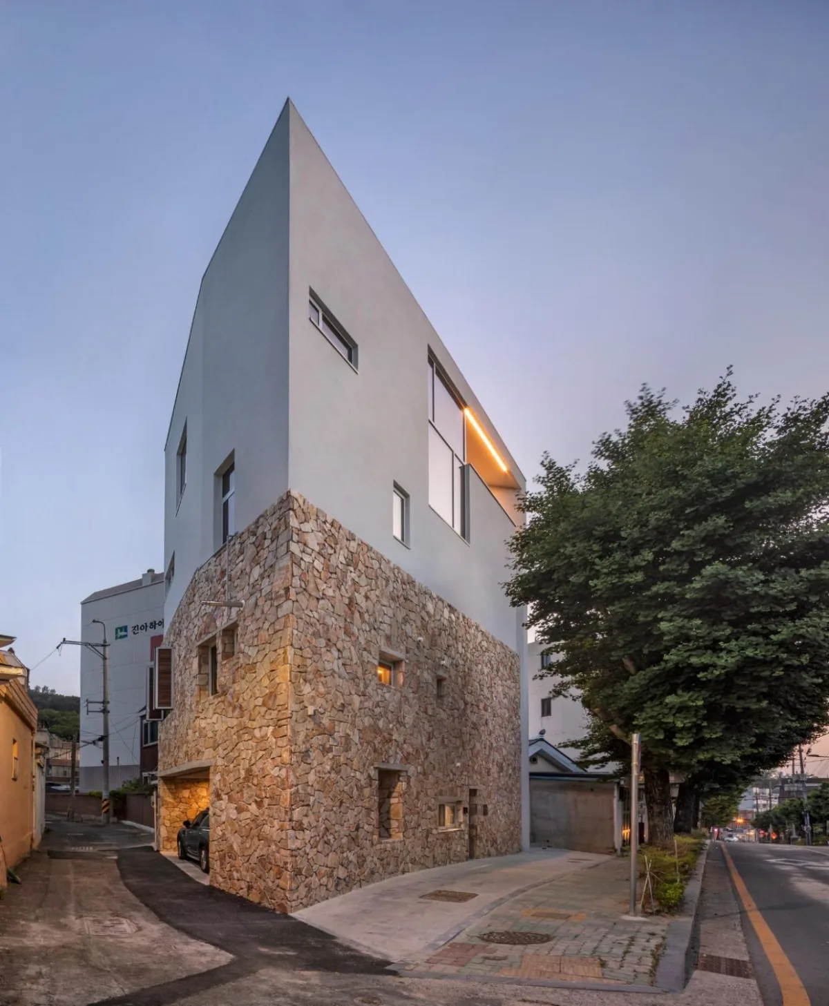 BIM建筑|自然美感，芝山石屋 / PLAN建筑事务所