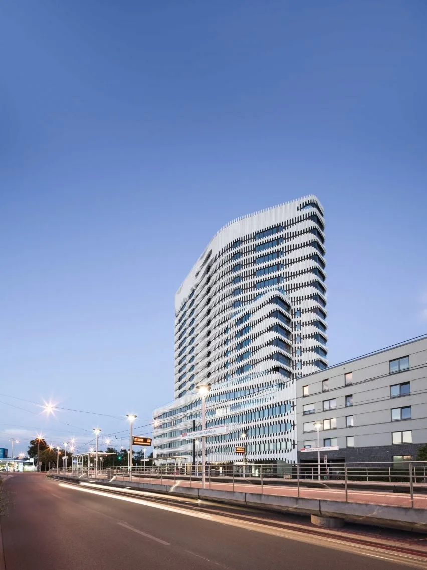 BIM建筑|迈尔工作室设计波浪形金属包裹的RKM 740塔楼