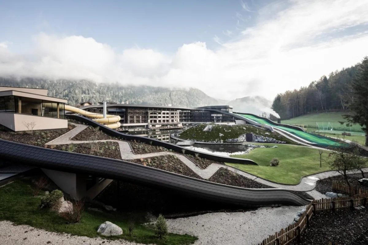 BIM建筑|金属皮肤，阿尔卑斯山下游乐场酒店 / noa* network of architecture