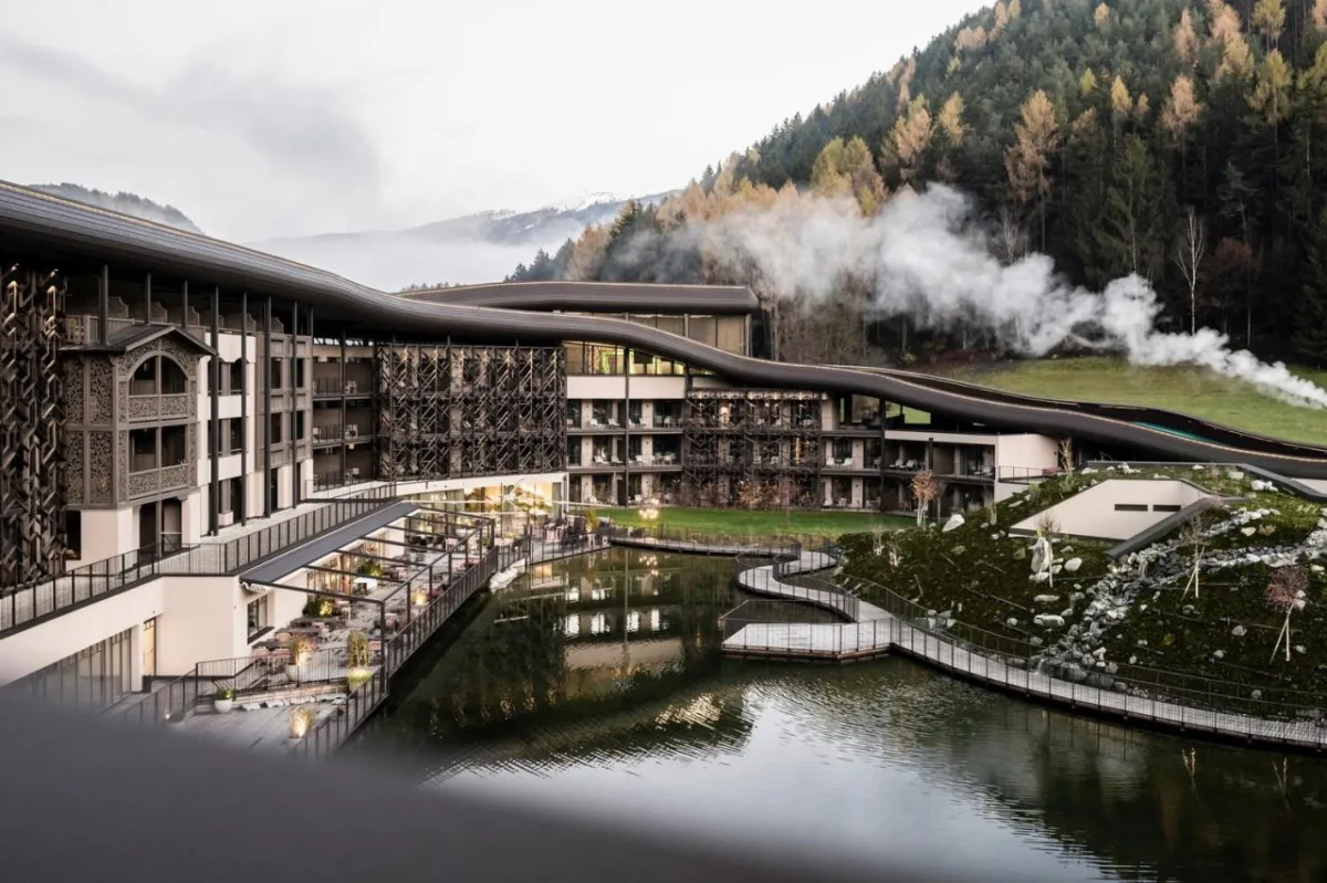 BIM建筑|金属皮肤，阿尔卑斯山下游乐场酒店 / noa* network of architecture