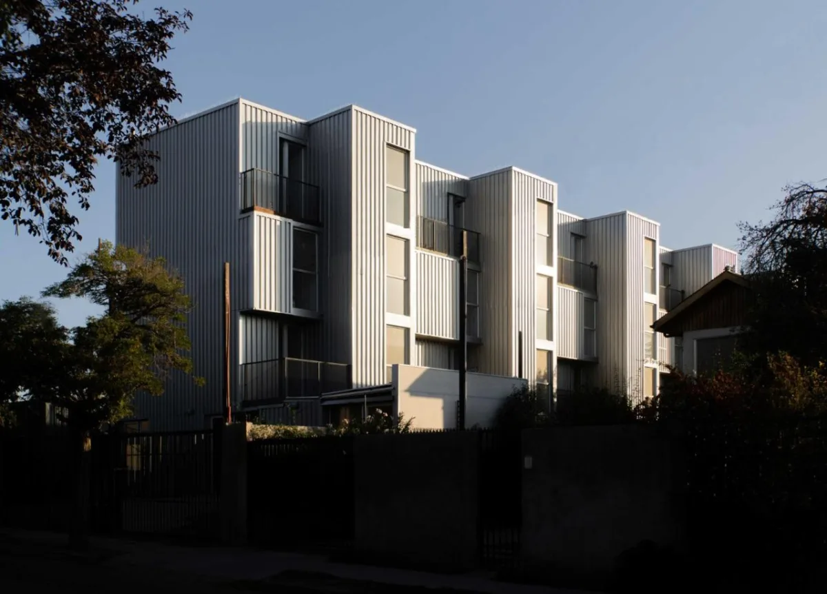 BIM建筑|集装箱宿舍 / Ian Hsü + Gabriel Rudolphy