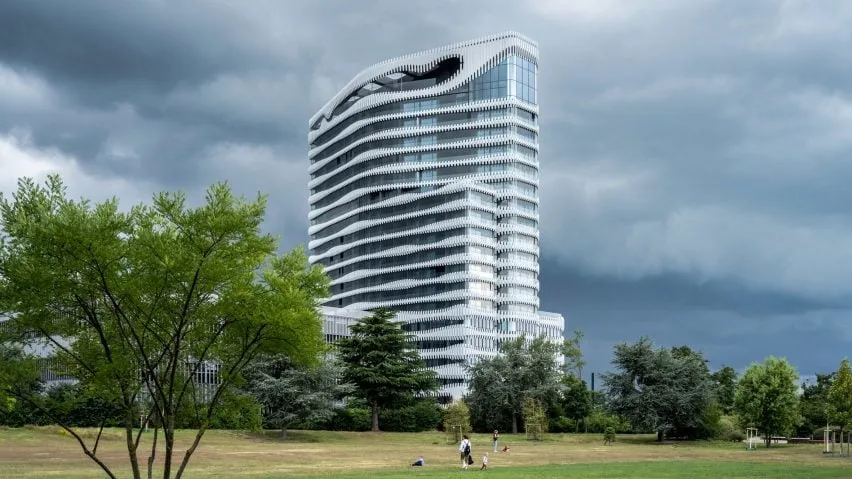 BIM建筑|迈尔工作室设计波浪形金属包裹的RKM 740塔楼