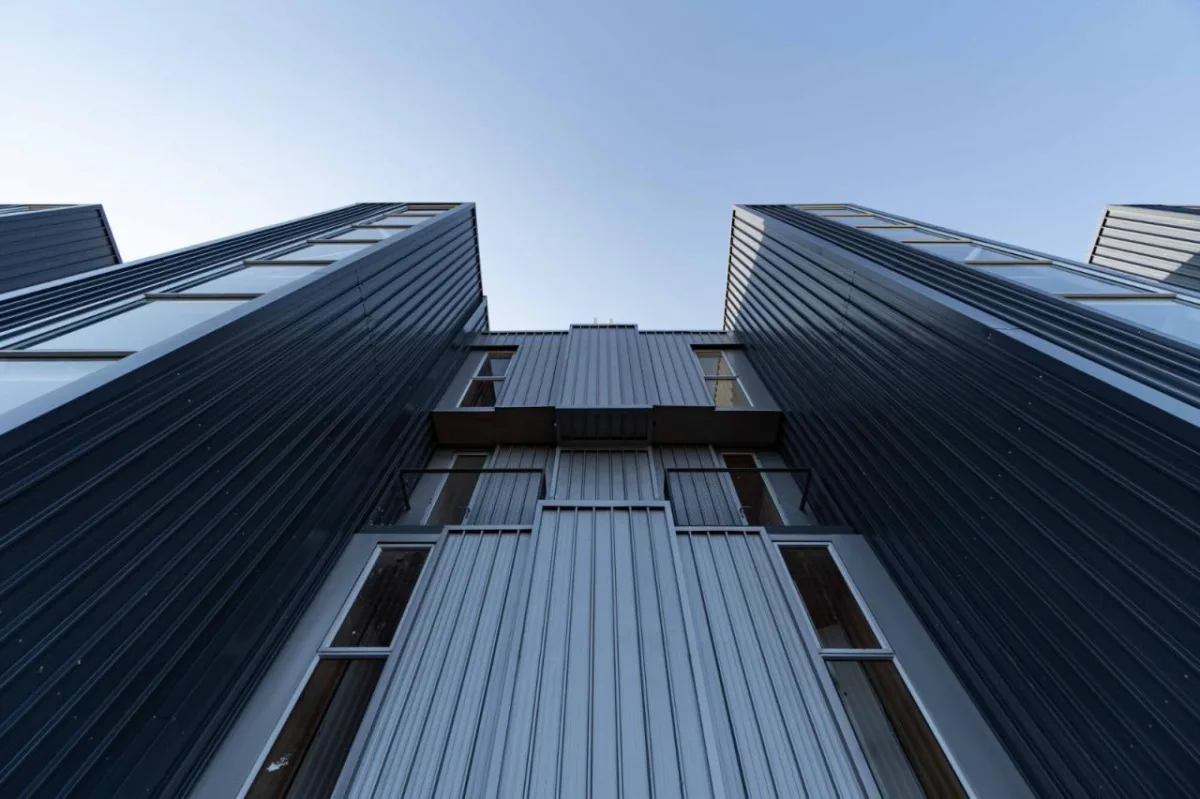 BIM建筑|集装箱宿舍 / Ian Hsü + Gabriel Rudolphy