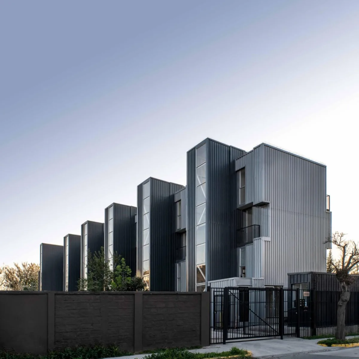 BIM建筑|集装箱宿舍 / Ian Hsü + Gabriel Rudolphy