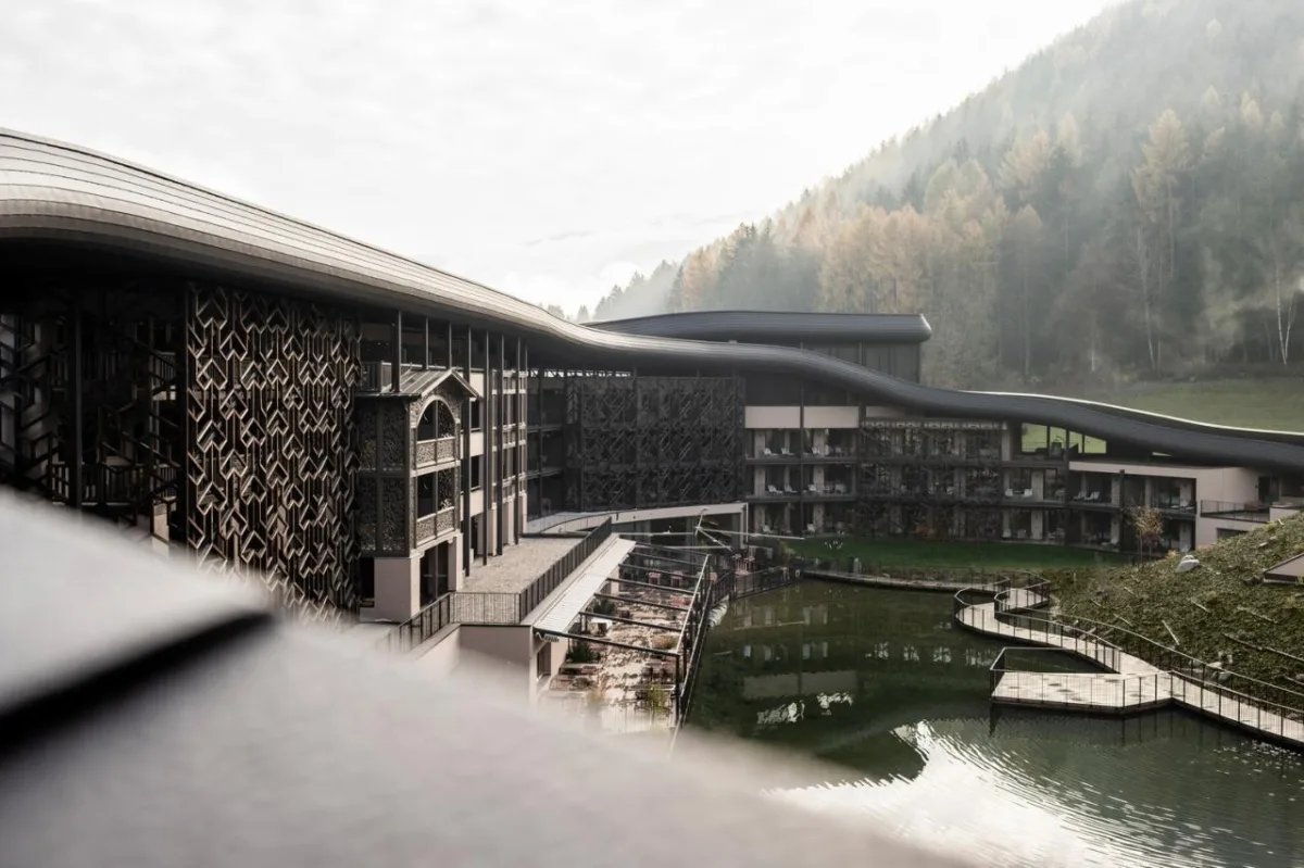BIM建筑|金属皮肤，阿尔卑斯山下游乐场酒店 / noa* network of architecture