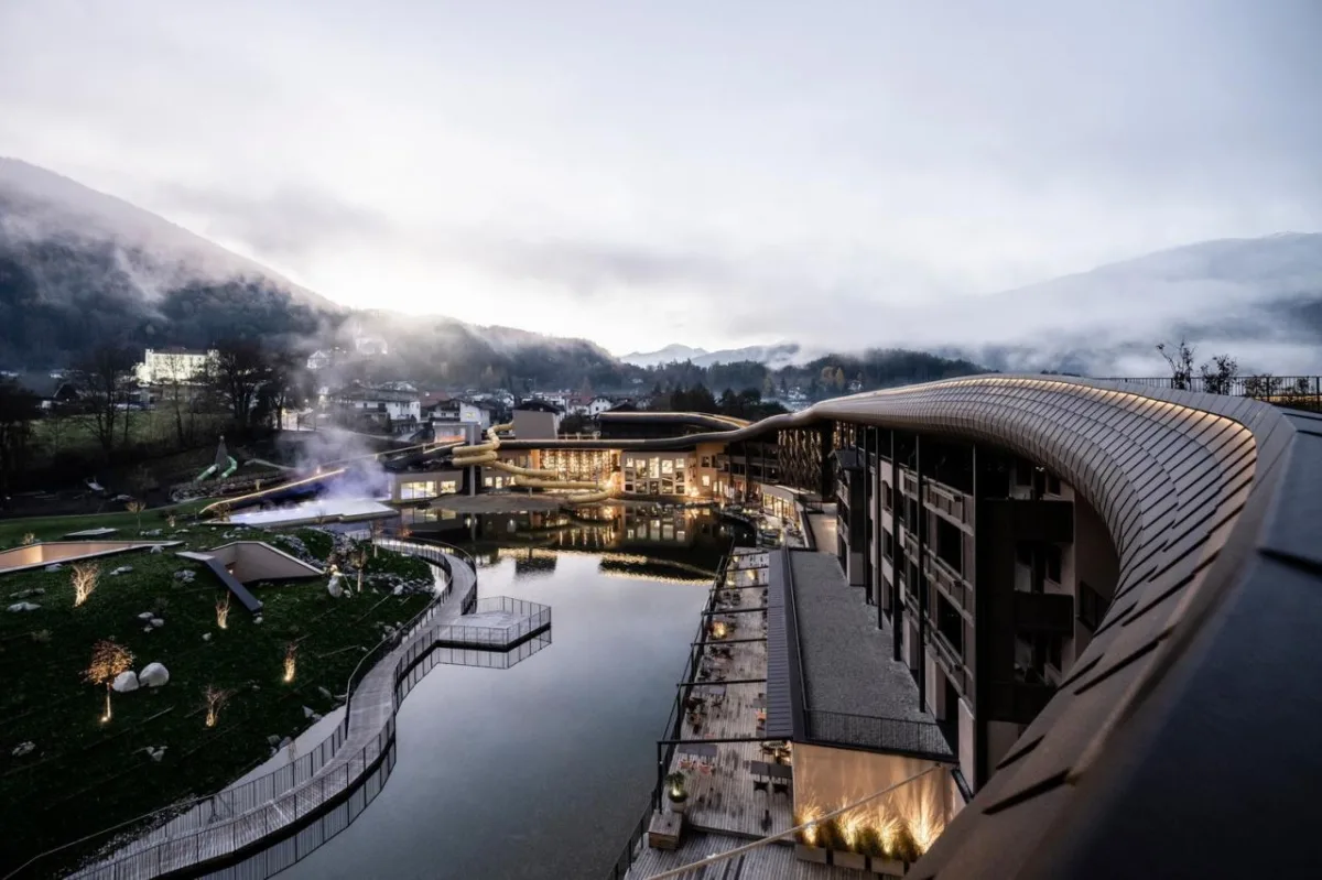 BIM建筑|金属皮肤，阿尔卑斯山下游乐场酒店 / noa* network of architecture